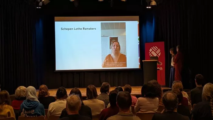 Lothe Ramakers spreekt op de inspiratiedag over Nederlands leren op de werkvloer