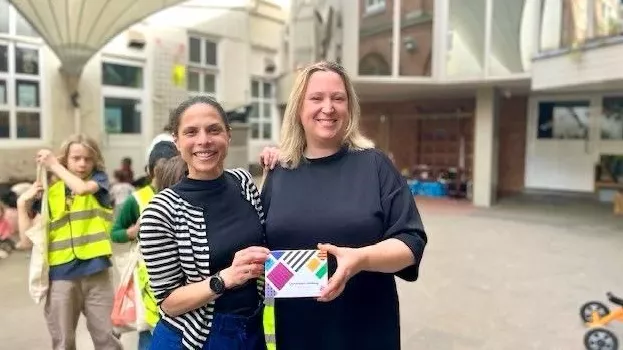 Schepen Lothe Ramakers en schepen Lalynn Wadera tonen het memoryspel 'Leuvenaars vandaag'