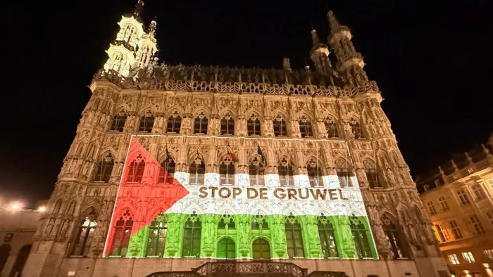 Foto van verlichte stadhuis met Palestijnse vlag