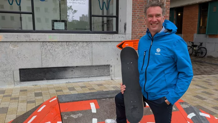 Christophe Stockman bij de tijdelijke skatebare sculpturen
