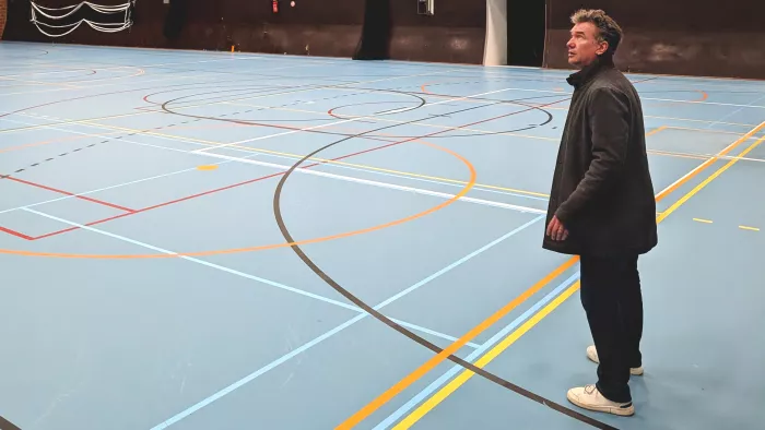 Schepen Stockman in de sporthal  Rijschool waar energiezuinige ledverlichting geïnstalleerd werd