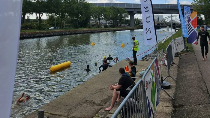 Bijna 1.000 zwemmers ontdekken openwaterzwemmen in Leuvense Vaart