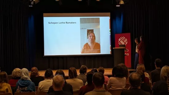 Lothe Ramakers spreekt op de inspiratiedag over Nederlands leren op de werkvloer