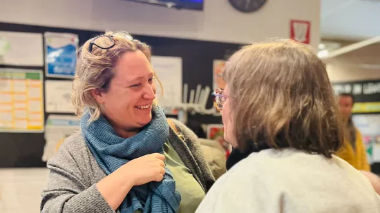 Lothe in gesprek tijdens buurtfeest