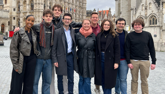 Van links naar rechts: Sarah Mohamed Khalif, Mauro Michielsen, Jan Thomas Roefs, burgemeester Mohamed Ridouani, Jasmien Beckers, Vincent Laevers, Lisa Jiroflée, Aram Khachaturyan en Brent Bellefroid.