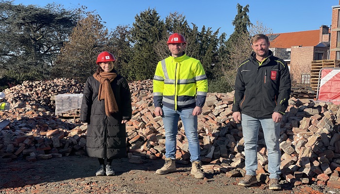 Stad recycleert gevelstenen van afgebroken Guido Gezellehuis